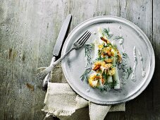 White asparagus with prawns and a dill sauce