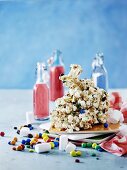 Popcornfigur auf Karamellsauce für den Kindergeburtstag