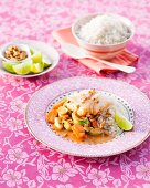 Tandoori-Fisch mit Lauch und Karotten auf Reis