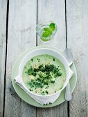 Broccoli soup with peppermint