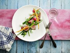 Gemüsesalat mit Schweinefilet