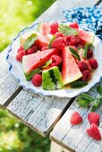 Sommerlicher roter Fruchtsalat mit Wassermelone, Himbeeren und Minze