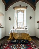 Restaurierter Andachtsraum mit Altar vor Fenster