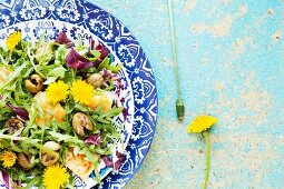 Mixed leaf salad with polenta, olives and dandelion flowers