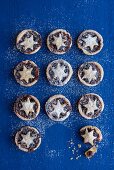 Mince pies dusted with icing sugar (seen from above)