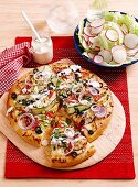 Pizza mit Zucchini, Halloumi und Oliven