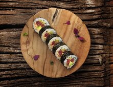 Futomaki-Sushi mit Thunfisch, Gurke und Avocado