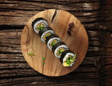 Futomaki-Sushi mit Zuckerschoten, Avocado und Gurke