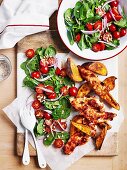 Pesto-Hähnchen mit Süsskartoffelecken und Spinat-Tomaten-Salat