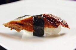 Ein Unagi-Sushi: Nigiri-Sushi mit Aal