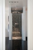 Blick in bodenebenem, abgetrenntem Duschbereich mit Mosaikfliesen, im Designerbad