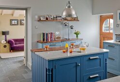 Kücheninsel mit blauer Unterschrank und Arbeitsplatte aus Marmor und Walnussholz