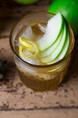 Cocktail aus Rum, Ahornsirup, Angostura und frisch gepresstem Granny Smith Saft