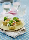 Tartlets with smoked salmon, dill and red onions