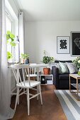 Modernes Wohnzimmer im skandinavischen Stil