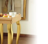 DIY-Tabletttisch aus Holzleisten und mit goldenen Beinen