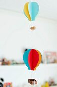 Selbstgebastelte bunte Papier-Ballons als Mobile