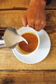 Latte-Art-Weltmeister beim zubereiten eines Cappuccinos mit Milchmuster