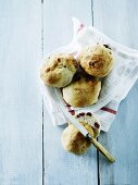 Selbstgebackene Brötchen mit Cranberries (Aufsicht)