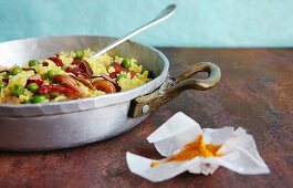 Safranreis mit Erbsen, getrockneten Tomaten und Cashewnüssen