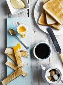 Frühstück mit Toast und weichem Ei