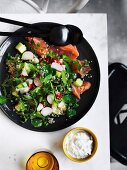 Gurken-Quinoa-Salat mit Lachsforelle und Joghurt