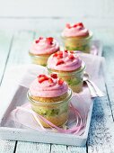 Kiwi-Erdbeer-Cupcake im Glas zum Verschenken