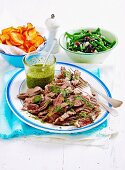 Rindfleisch mit Salsa Verde, Süsskartoffelchips und Bohnensalat
