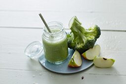 A broccoli smoothie with apples