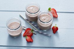 Strawberry and avocado smoothies with cashew nuts