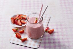 A quinoa and strawberry smoothie with yoghurt