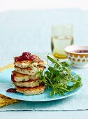 Zucchini-Puten-Puffer mit Cranberrysauce