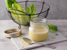 Senf-Vinaigrette im Glas