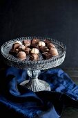 Verschiedene Pralinen auf Vintage-Kuchenständer