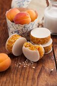 Apricot cakes with wafers to take away