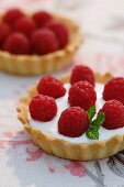 A tartlet with yoghurt cream and fresh raspberries (close-up)