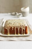 Victoria Sponge Cake (Biskuitkuchen) mit Passionsfruchtglasur