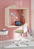 DIY-Minibüro an rosafarbener Wand - aufgehängter Holzrahmen mit integrierter Schreibtischplatte und gespannten Ablageflächen