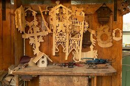 Uhrenschilder und Schablonen für Kuckucksuhren in einer traditionellen Werkstatt