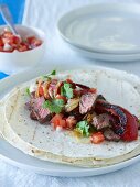 Fajita mit gegrilltem Rindfleisch und Gemüse