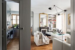Blick in Küche und Wohnzimmer eines kleinen Apartments