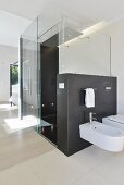 Bad en suite mit ebenerdiger Dusche und Glaswand