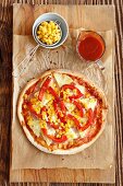 Ganze Pizza Hawaii mit Schinken, Ananas, Paprika und Mais