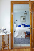 Blick durch offene Tür ins blau-weiße Schlafzimmer