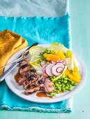 Gegrilltes Schweinefleisch mit Edamame-Salat