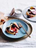 Shortcrust pastry with figs, blackberries and mascarpone cheese