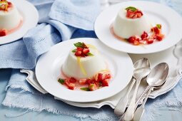 Zitronen-Panna Cotta mit Erdbeersauce