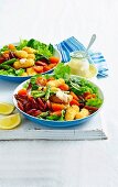 Salat mit Kroketten und Chorizo