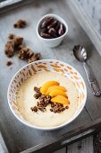 Smoothie-Bowl mit Datteln, Lebkuchen und Mandarinen