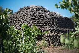 Turm aus Vulkangestein auf Weingut Pietradolce, Sizilien, Italien